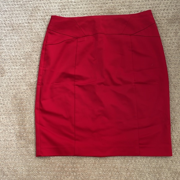 Lovely Red knee length skirt - Picture 7 of 7